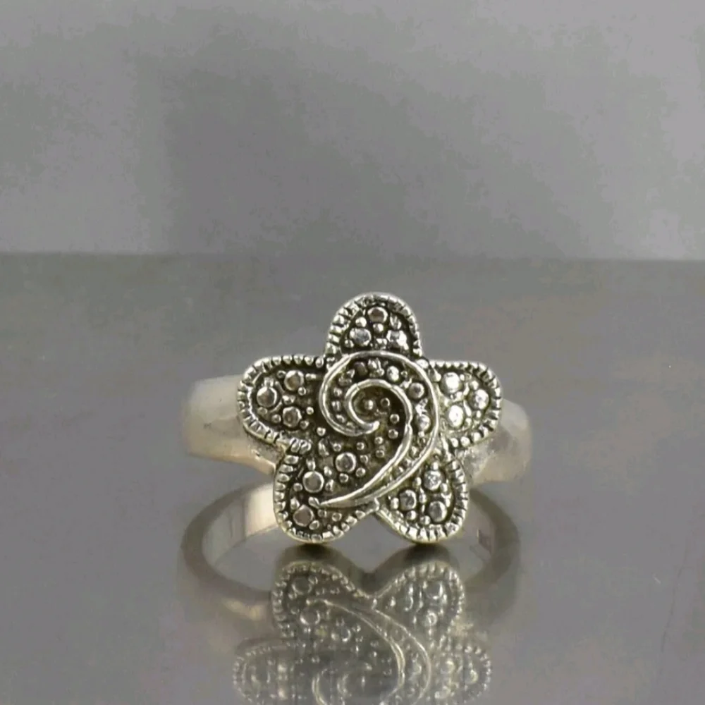 Vintage Sterling Unique detailed Ring size 7.5. E10